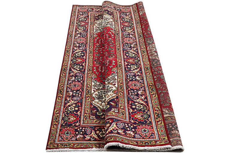 Matta, Täbriz, ca 278 x 196 cm.