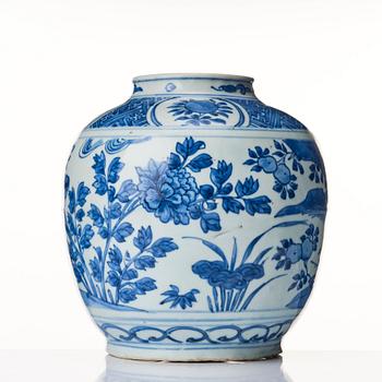 A blue and white jar, Ming dynasty, Wanli (1572-1620).