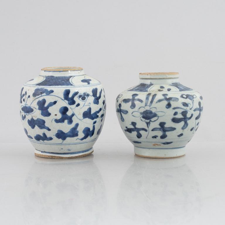 A blue and white Swatow dish  and two blue and white urna, China, Ming dynasty (1368-1644).
