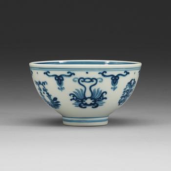 132. A blue and white bowl, Qing dynastin, with Jiaqing seal mark (1796-1820).