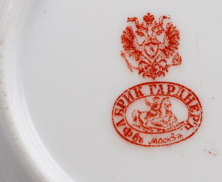MOCCAKOPPAR MED FAT, 5 st samt FAT PÅ FOT, porslin, Gardner, Ryssland, sekelskiftet 1900.