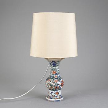 BORDSLAMPA/VAS, porslin, Kina, 1900-tal.