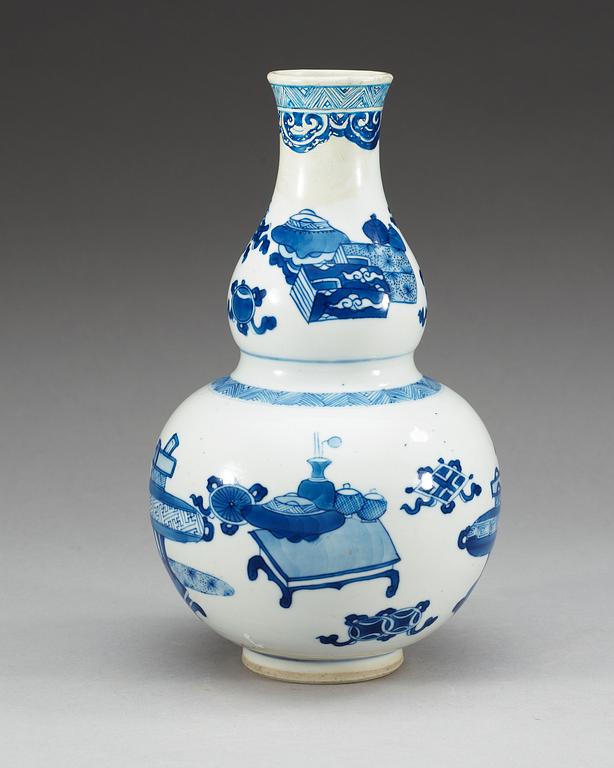 A blue and white gourd vase, Qing dynasty, Kangxi (1662-1722).