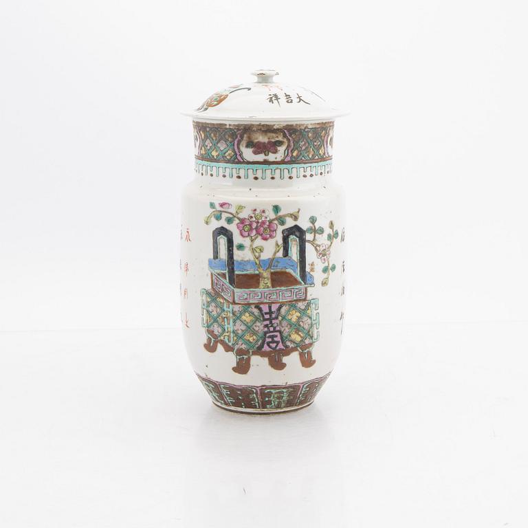 A Chinese vase with cover, 20th Century.