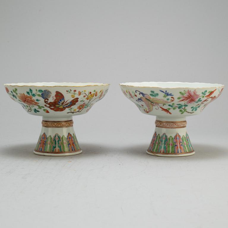 A pair of famille rose footed dishes, Qing dynasty, Canton, 19th century.
