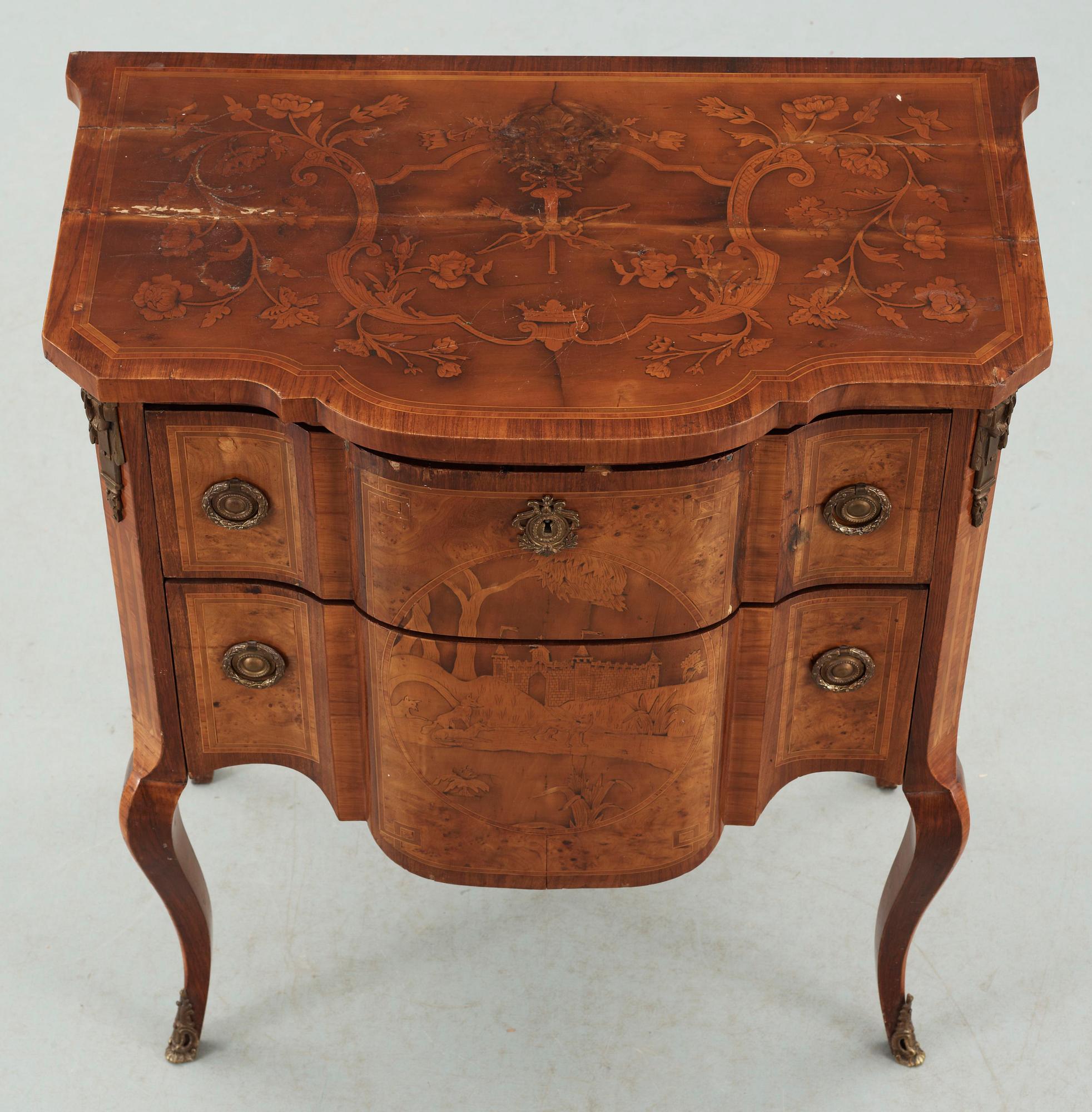 BYRÅ, Louis XVI-stil, omkring sekelskiftet 1900.