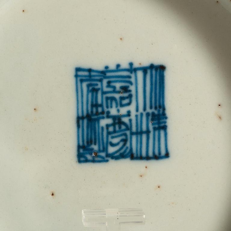 A pair of enameled bowls, Qing dynasty, 19th Century with Jiaqing seal mark.