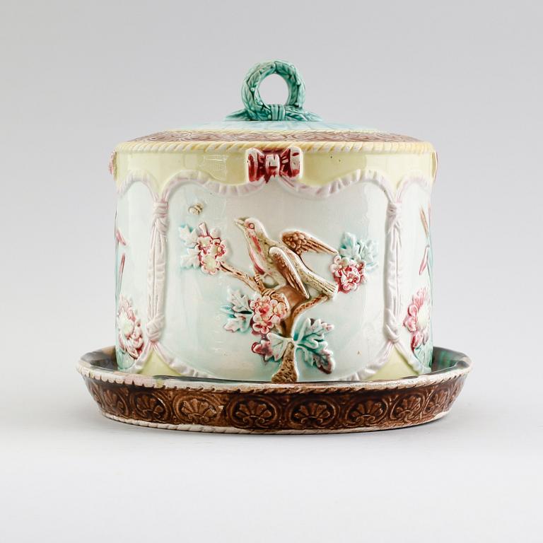OSTKUPA  MED FAT, majolika, sannolikt England, 1900-talets första hälft.