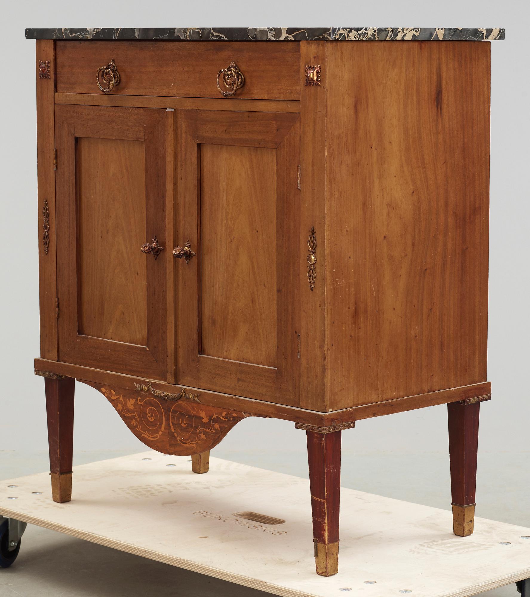 SKÅP, gustaviansk stil. 1900-talets början.
