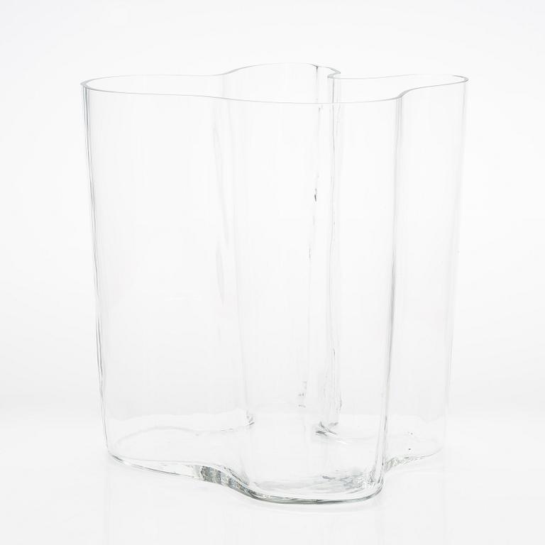 Alvar Aalto,  maljakko, malli 3031, signeerattu Alvar Aalto 28/1985.