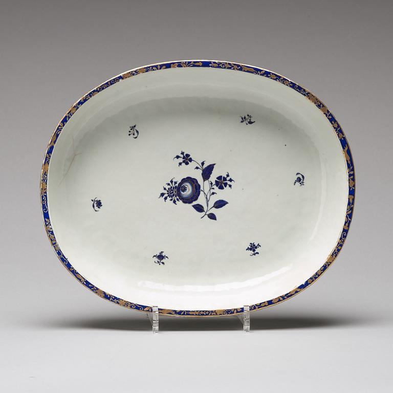 A pair of enamelled serving dishes, Qing dynasty, Jiaqing (1796-1820).