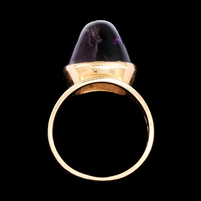 RING, 18 k guld med lila sten. Juvelare AB J Petterssons eftr. Stockholm, 1962. Vikt 9,7 g.