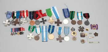 PARTI MEDALJER, ca 40 st, DIPLOM och UTMÄRKELSER, 15 st, Finland 1940-tal.
