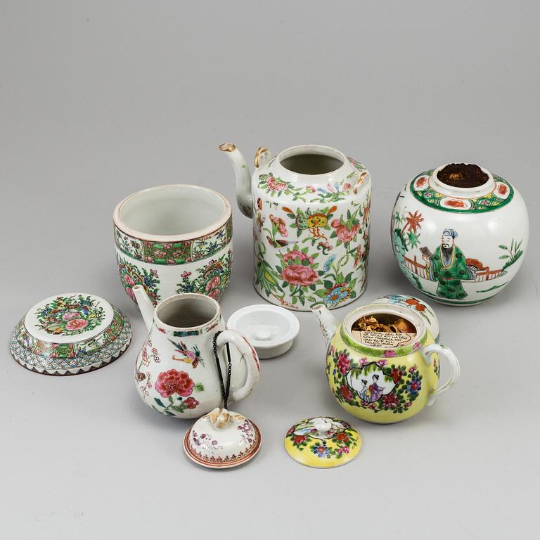 A set of three teapots and two tea caddies, China, 18th/20th Century.