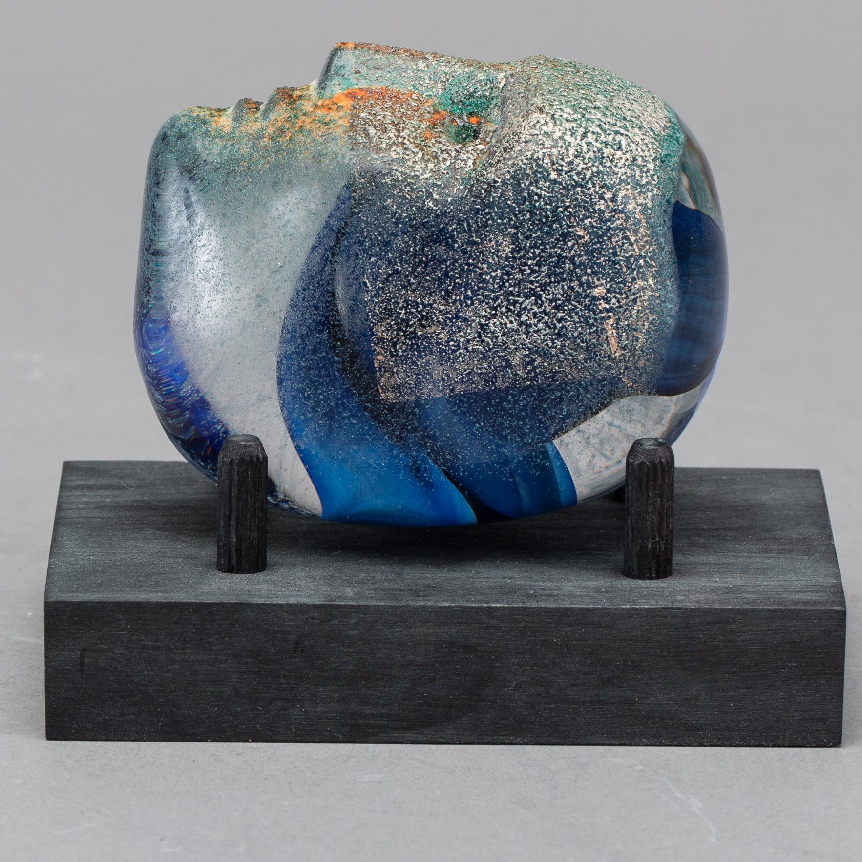 BERTIL VALLIEN, konstglas. "Huvud" signerad samt nr 7090002. Samt BOK "HUVUDBOK BERTIL VALLIEN".