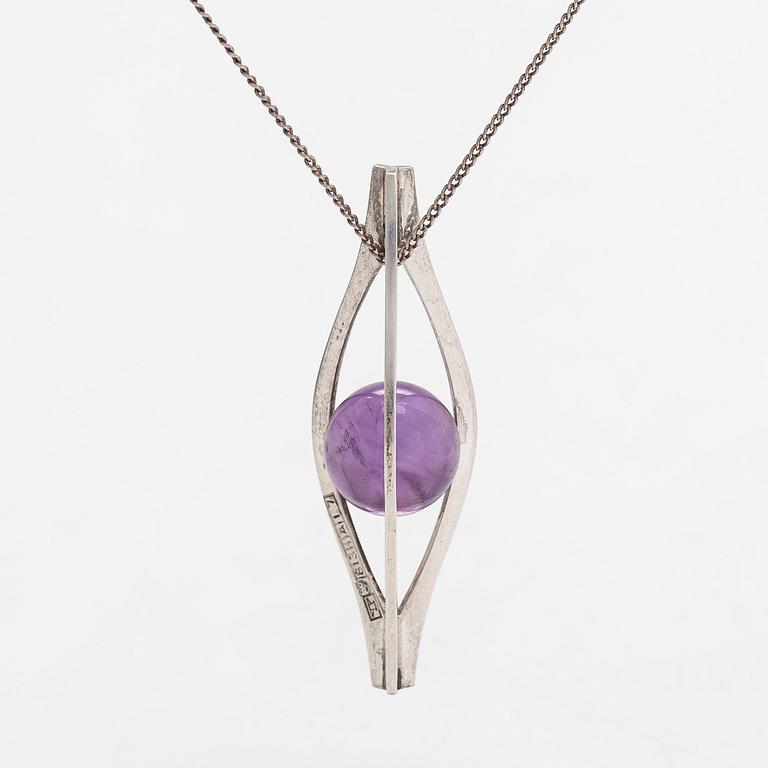 Elis Kauppi, hänge, silver och ametist, Kupittaan Kulta, Åbo 1962 med kedja.
