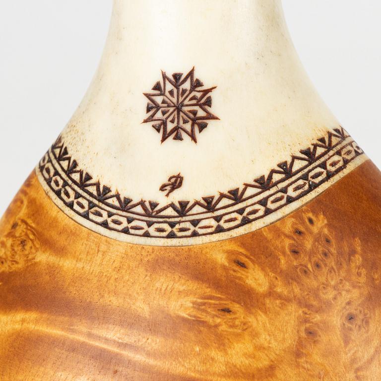 A birch and reindeer horn flask by Esse Poggats, end of the 20th Century.