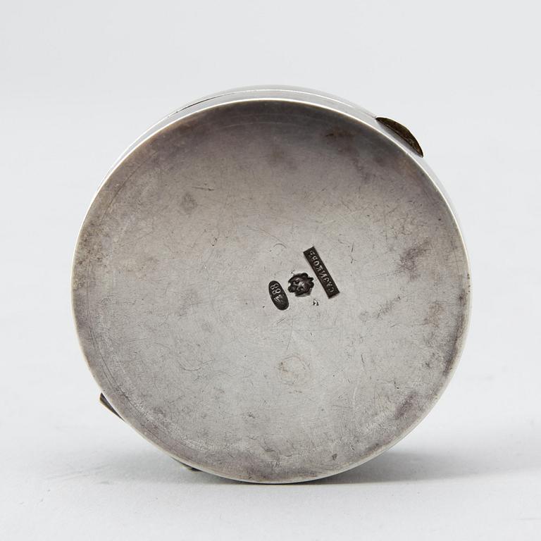 DOSA, silver och emalj, möjligen Sazikov, St Petersburg, Ryssland. Vikt ca 49 gram.