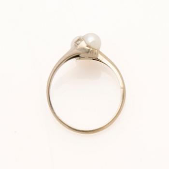 Ring in 18K gold with two pearls and brilliant-cut diamonds.