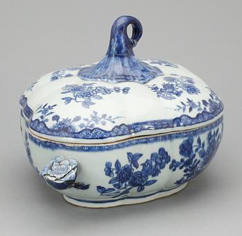 TERRIN MED LOCK, porslin, Qing dynastin, Qianlong (1736-1795).