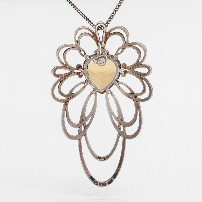 Oskar Pihl, Lucia kaulakoru/risti, 2-osainen, hopeaa ja sitriini. Tillander, Helsinki 1951.