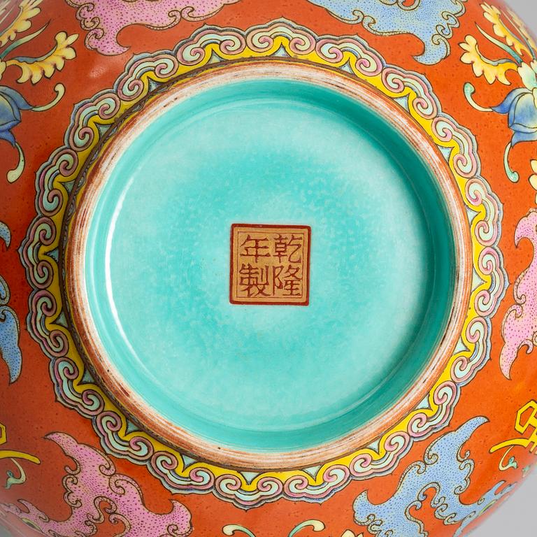 A chinese famille rose bowl, 20th century.