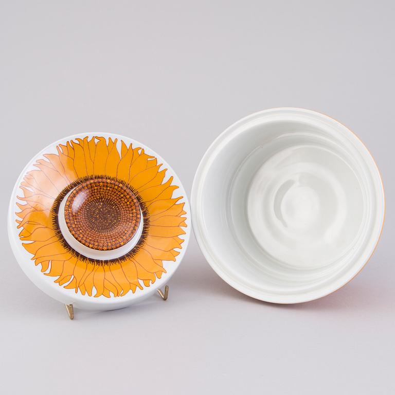 UNNI MARGRETHE JOHNSEN, A 35-pcs set of the 1970s 'Korulen Solsikke' dinnerware for Egersunds Fayancefabrik, Norway.