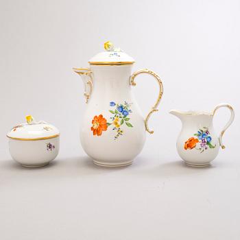 KAHVIASTIASTO, 13 osaa, posliinia, Meissen, 1900-luvun alkupuoli.