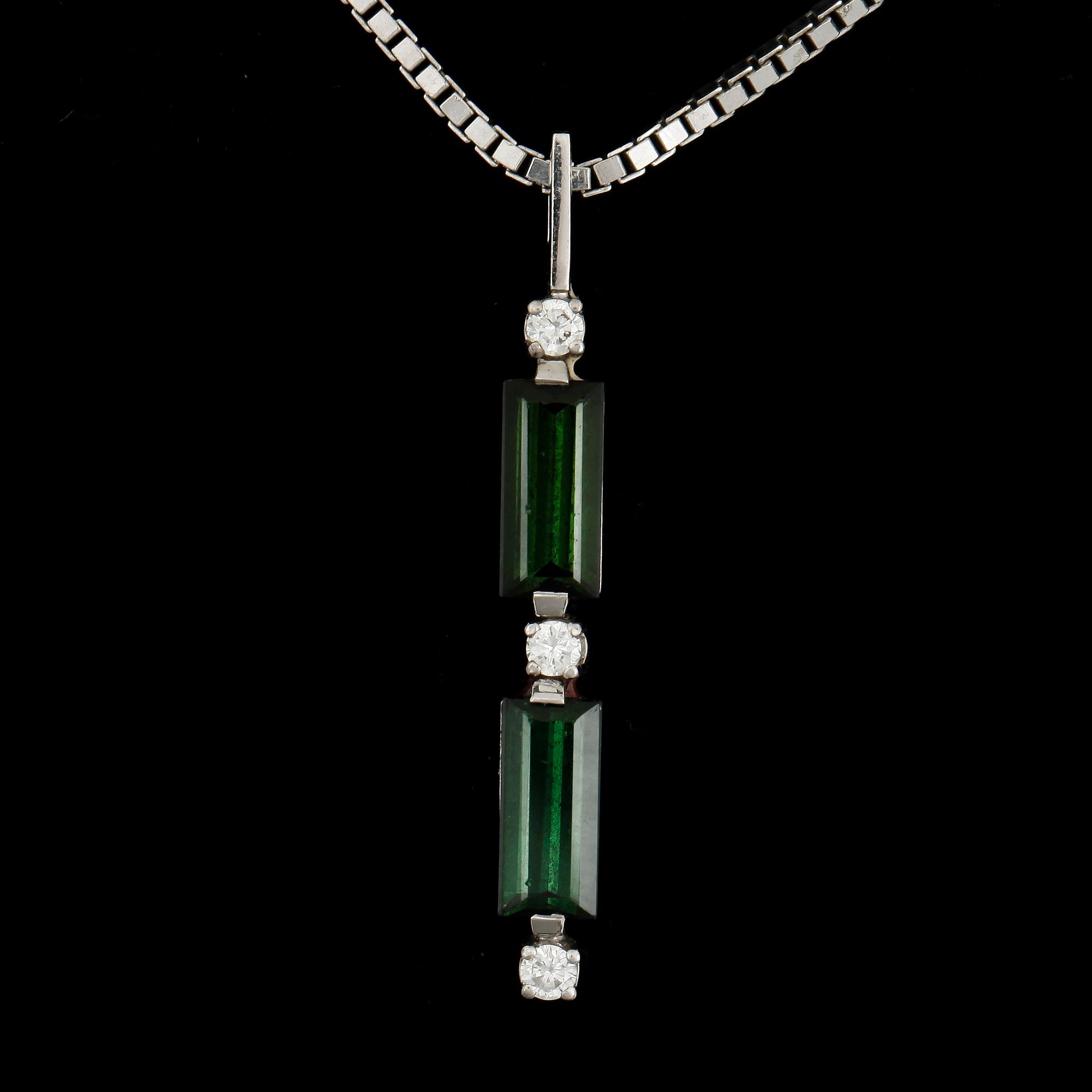 HÄNGE, 18k vitguld med gröna turmaliner och mindre diamanter. Vikt ca 3,8 gram.