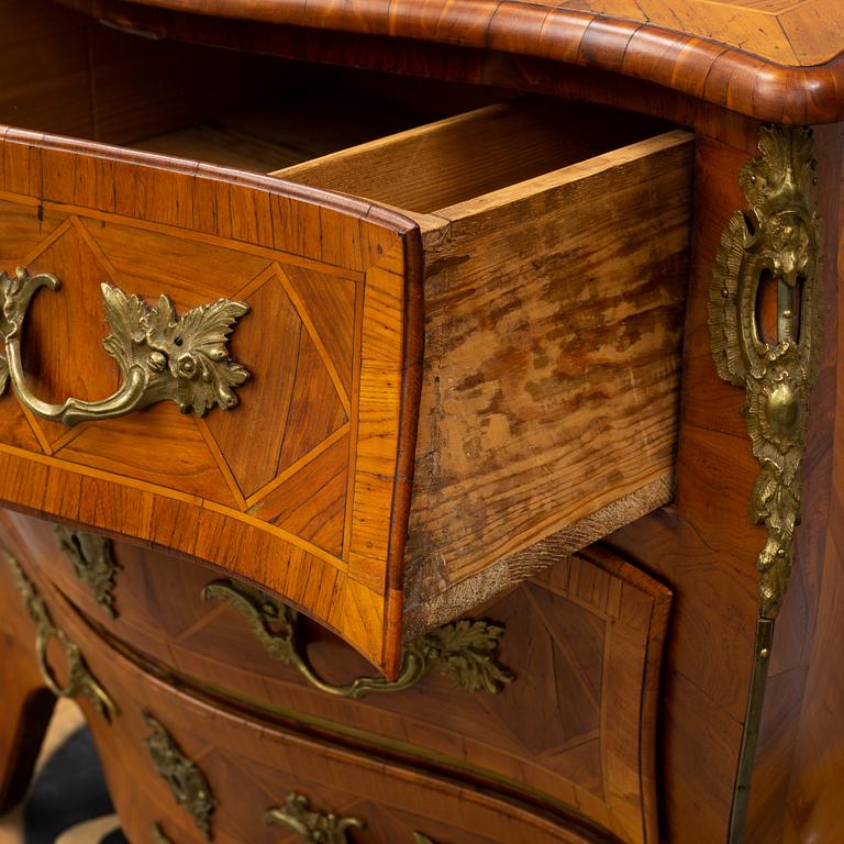 An 18th century rococo chest of drawers.