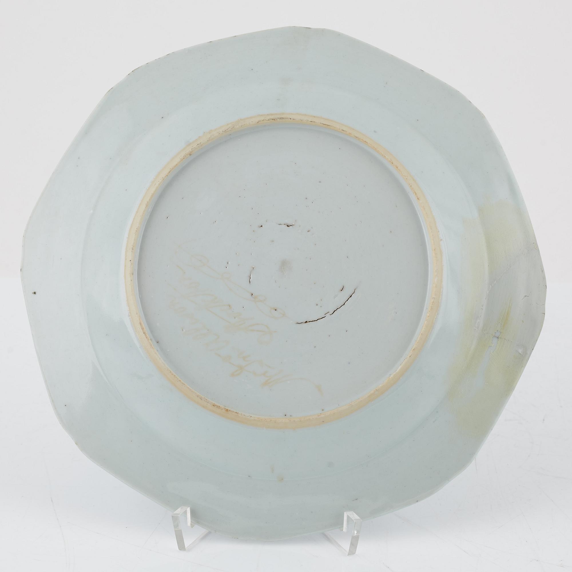 Terrin med lock, tallrik och smörterrin med lock och fat, porslin, Kina, 1700- och 1800-tal.