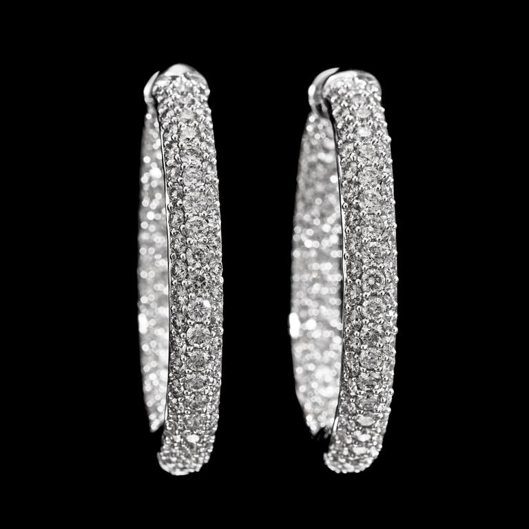 A pair of brilliant cut diamond earrings, tot. 4.52 cts.