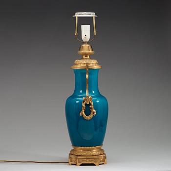 VAS, porslin med bronsmontering. Qingdynastin, 1800-tal.
