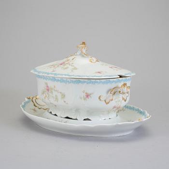 TERRIN med LOCK och FAT, porslin, nyrokoko, Frankrike, 1800-tal.