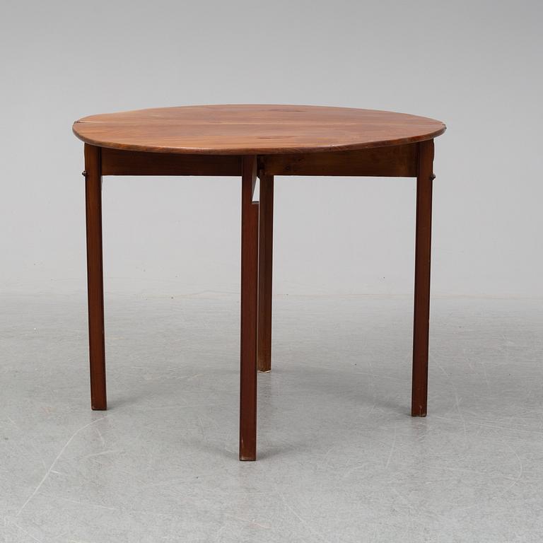 An early 19th Century round mahogany card table.