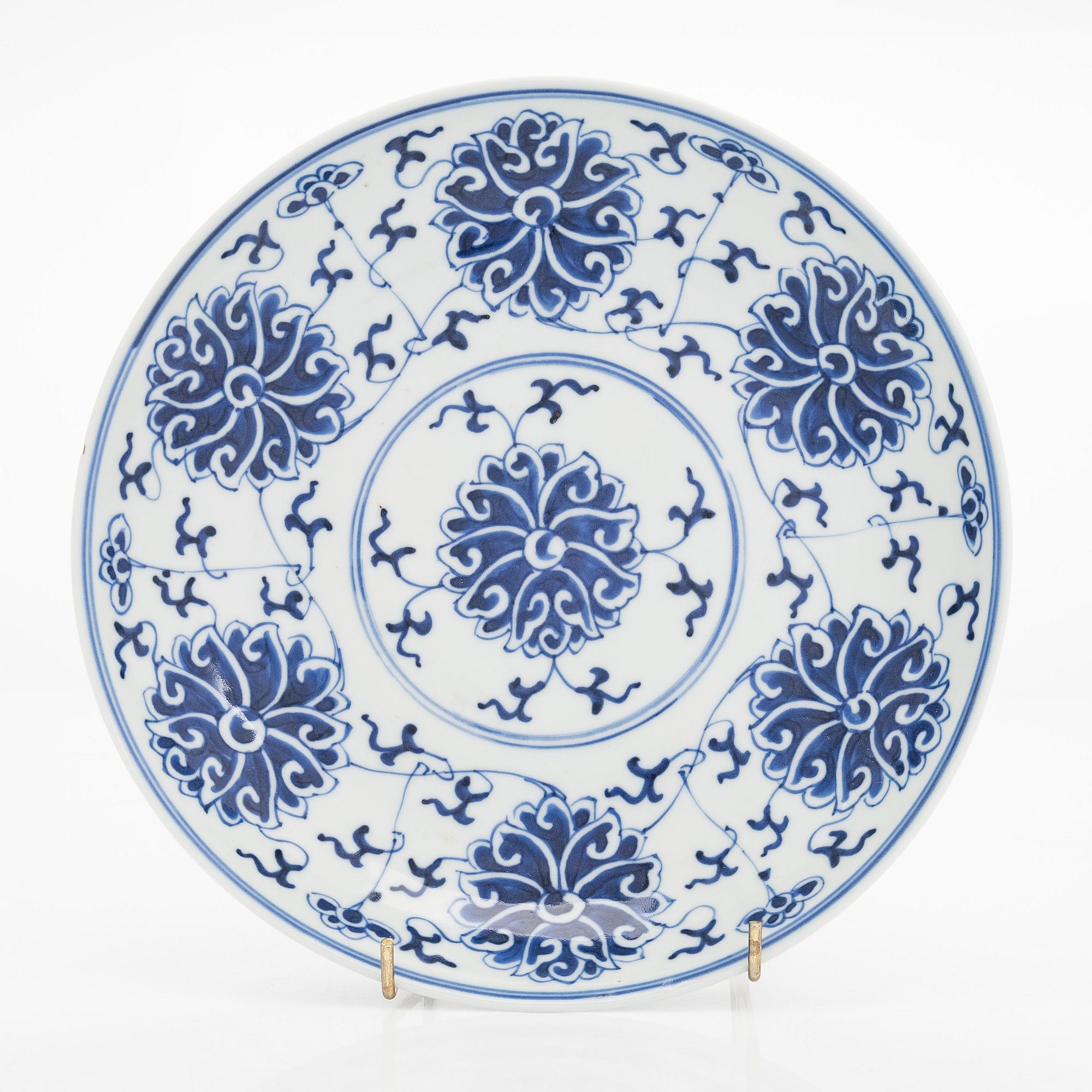 A blue and white lotus porcelain dish, Qing dynasty, 19th century.