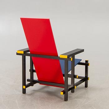 Gerrit Rietveld, efter  karmstol "Red/blue chair" Cassina numrerad 1688.