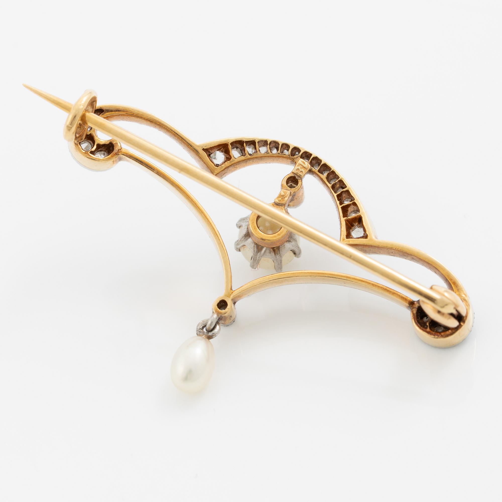 Brooch 18K gold with pearls and rose-cut diamonds.
