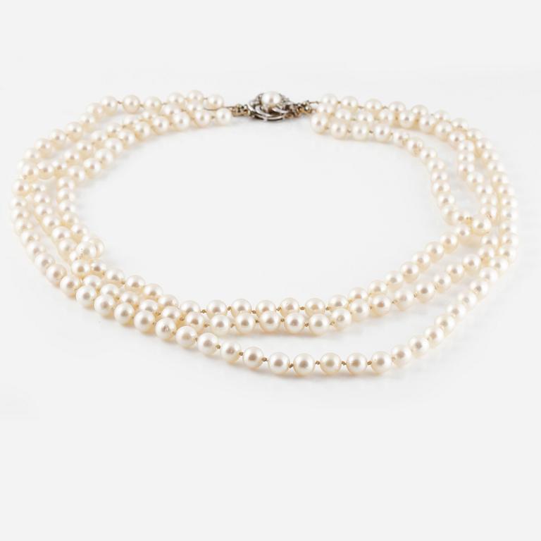 COLLIER, odlade pärlor med lås i 18K vitguld med odlad pärla och 6 briljantslipade diamanter 0.20 ct, importsmplat.