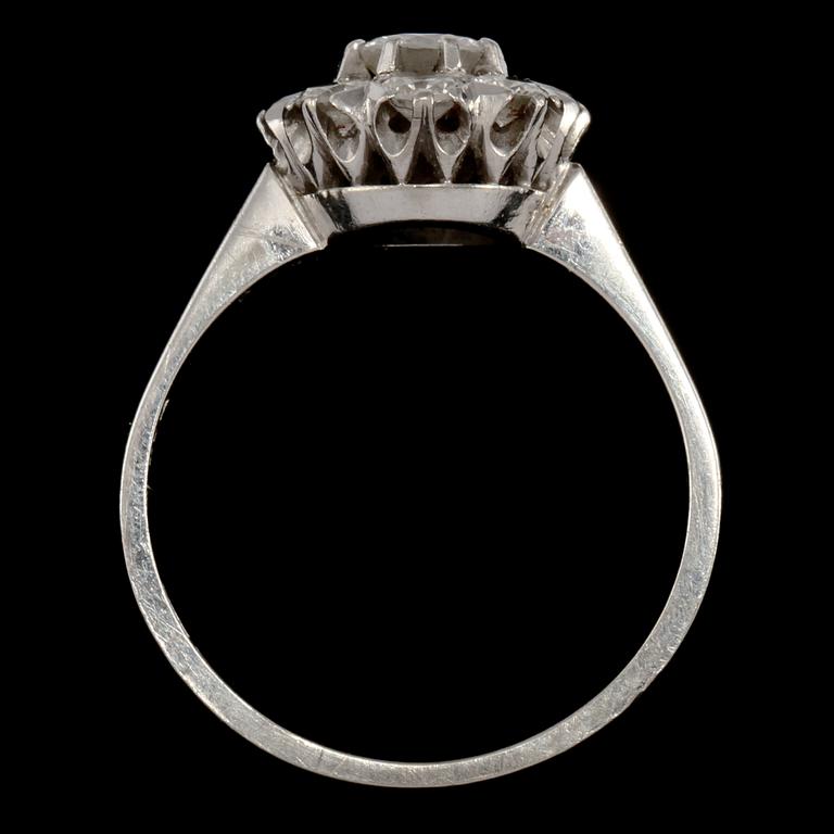 RING, 18k vitguld med 9 briljantslipade diamanter, tot 1.02 ct, J Pettersson eftr, Stockholm, 1965. Vikt 4 g.