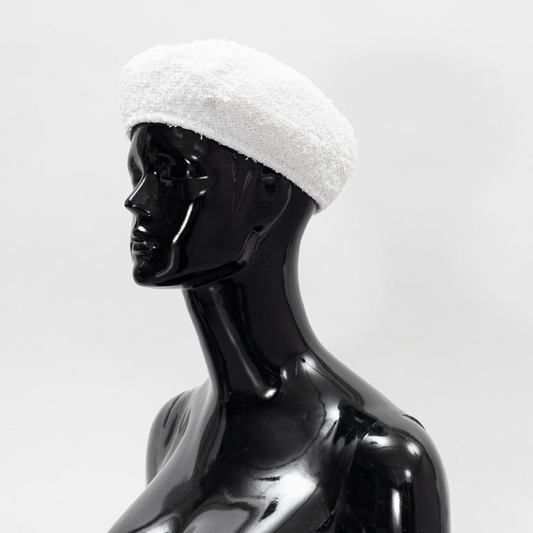 Chanel, a white cotton bouclé beret, size S.