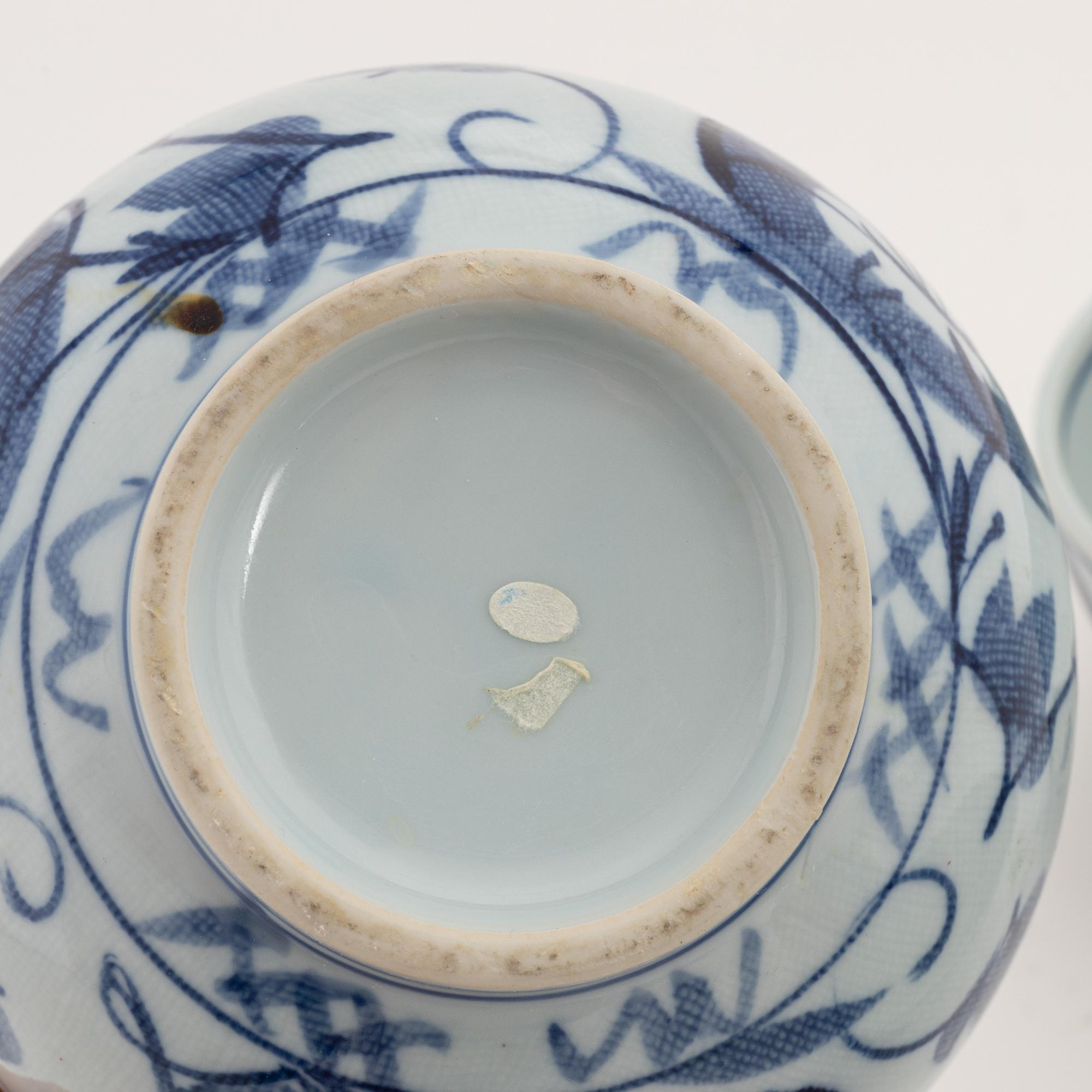 Skålar, fem stycken, (3+2), porslin. Japan, 1900-tal.