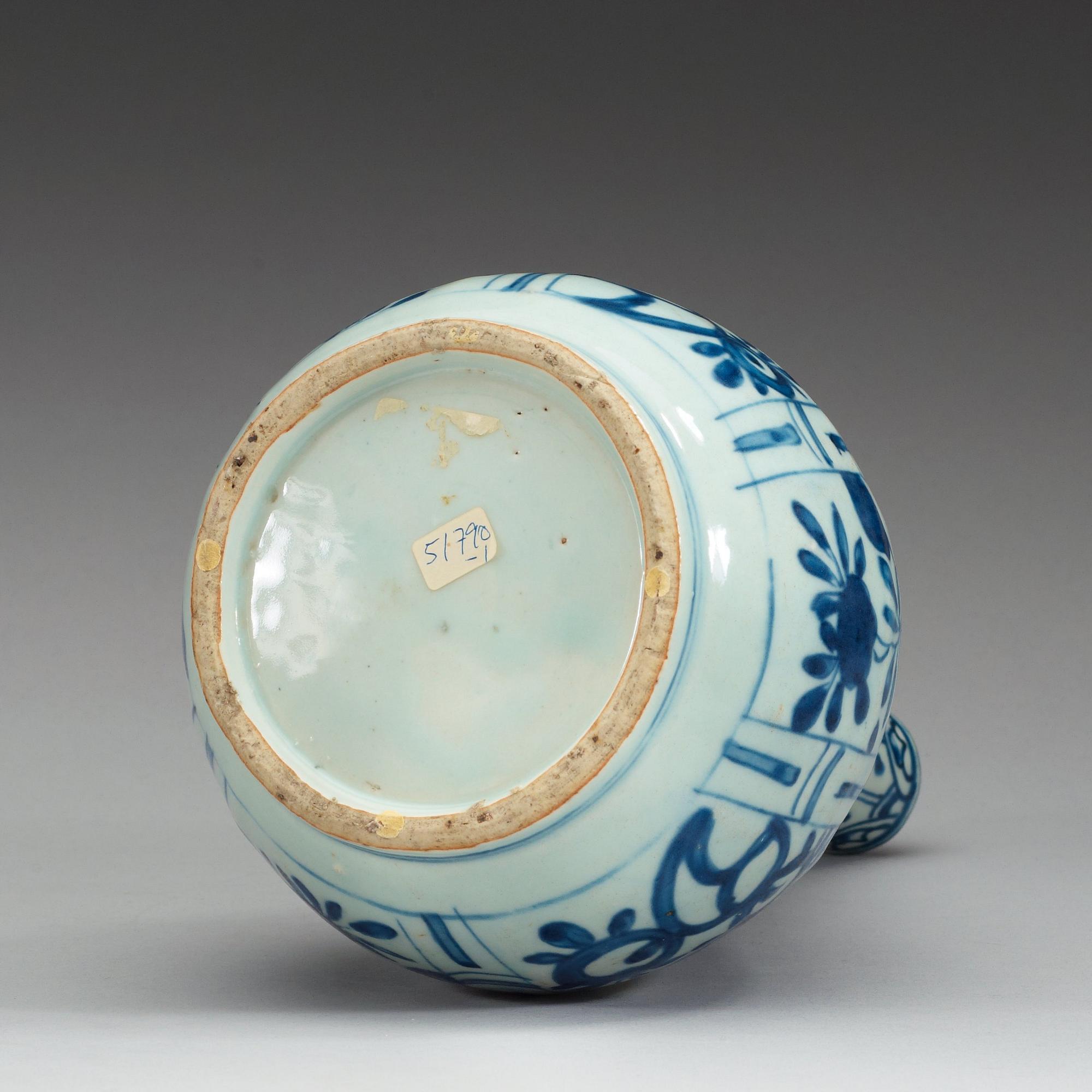 A blue and white flask, Ming dynasty, Wanli (1572-1620).