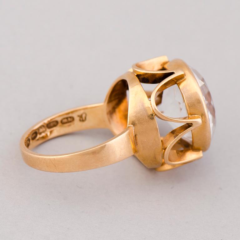 AN EERO RISLAKKI RING, quartz, 14K gold. Westerback, Helsinki 1966.