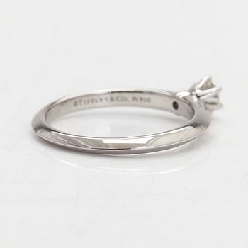 Tiffany & Co, ring, solitär, platina med en briljantslipad diamant 0.19 ct enligt gravyr.