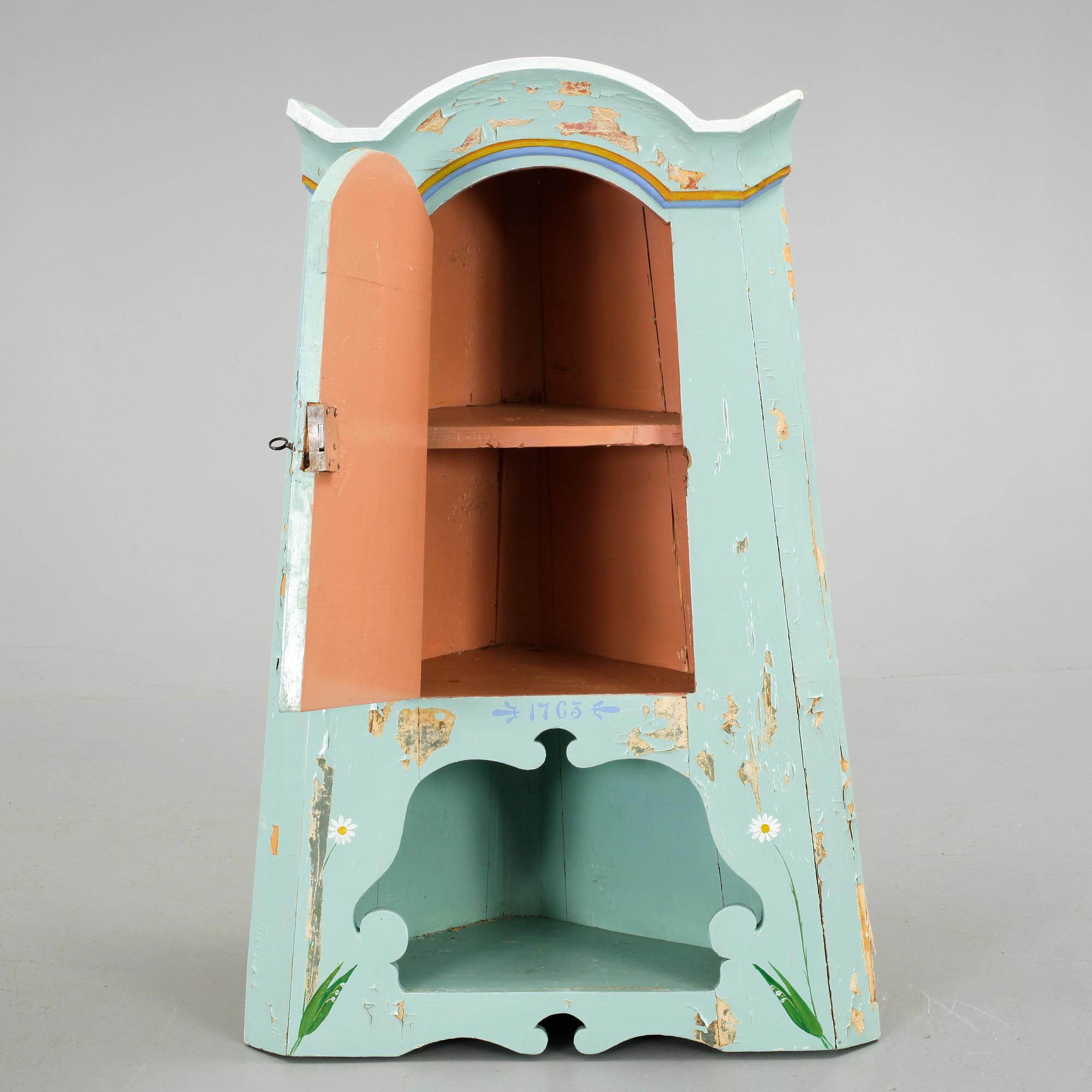 HÖRNSKÅP, allmoge, 1800-talets början.