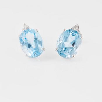 ÖRHÄNGEN, 18K vitguld med fasetterade blå topaser och  små diamanter. Vikt 2,0 gram.