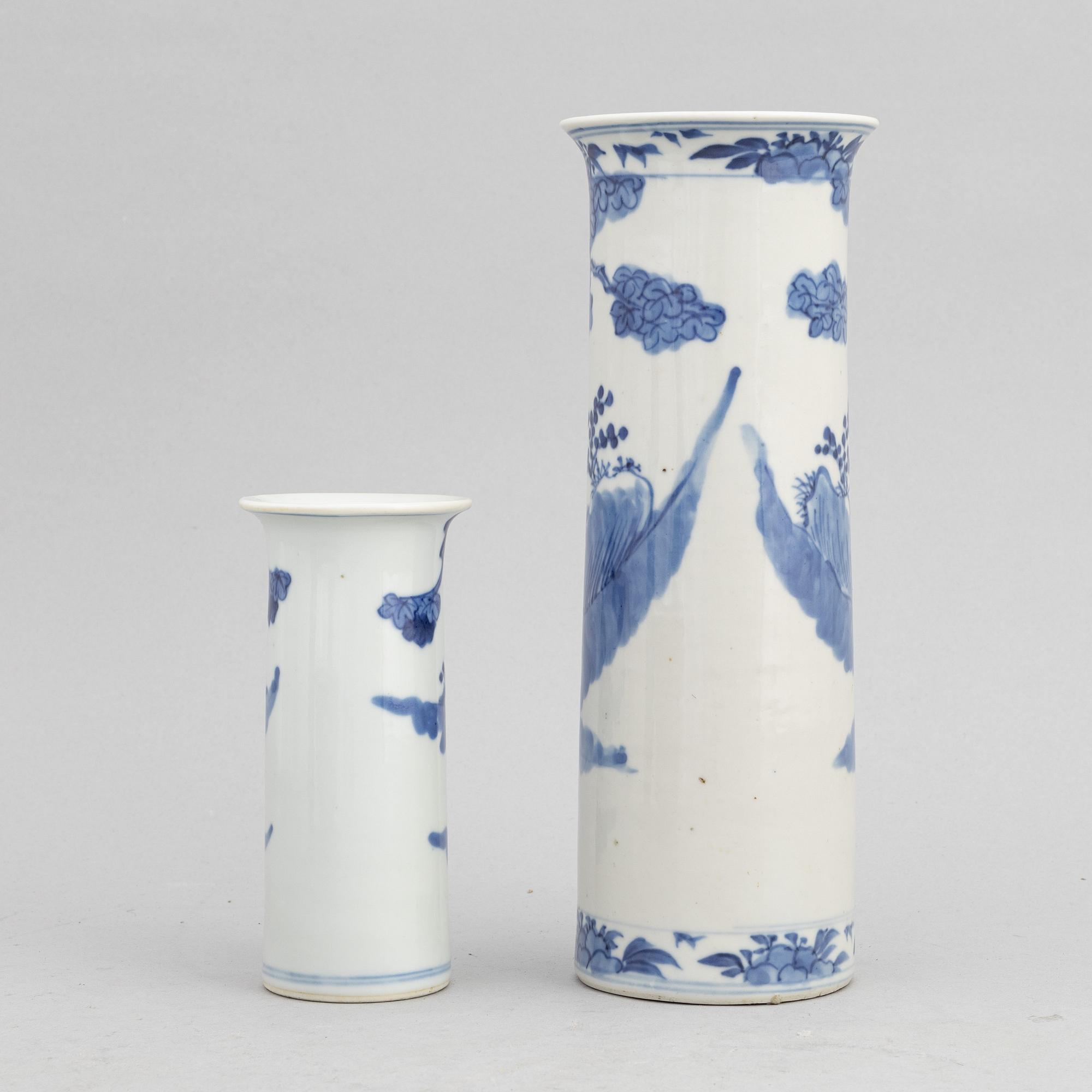A group of Chinese blue and white porcelain vases and a bowl, 20th century.