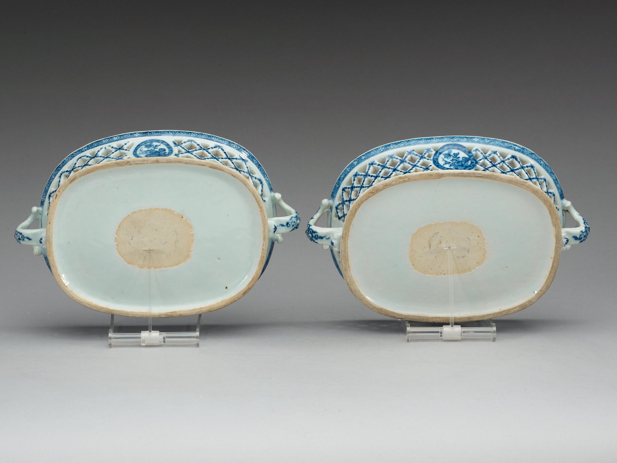 GALLERSKÅLAR, ett par, kompaniporslin. Qing dynastin, Qianlong (1736-95).