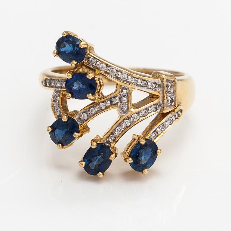 An 18K gold ring with diamonds ca. 0.07 ct in total and sapphires.